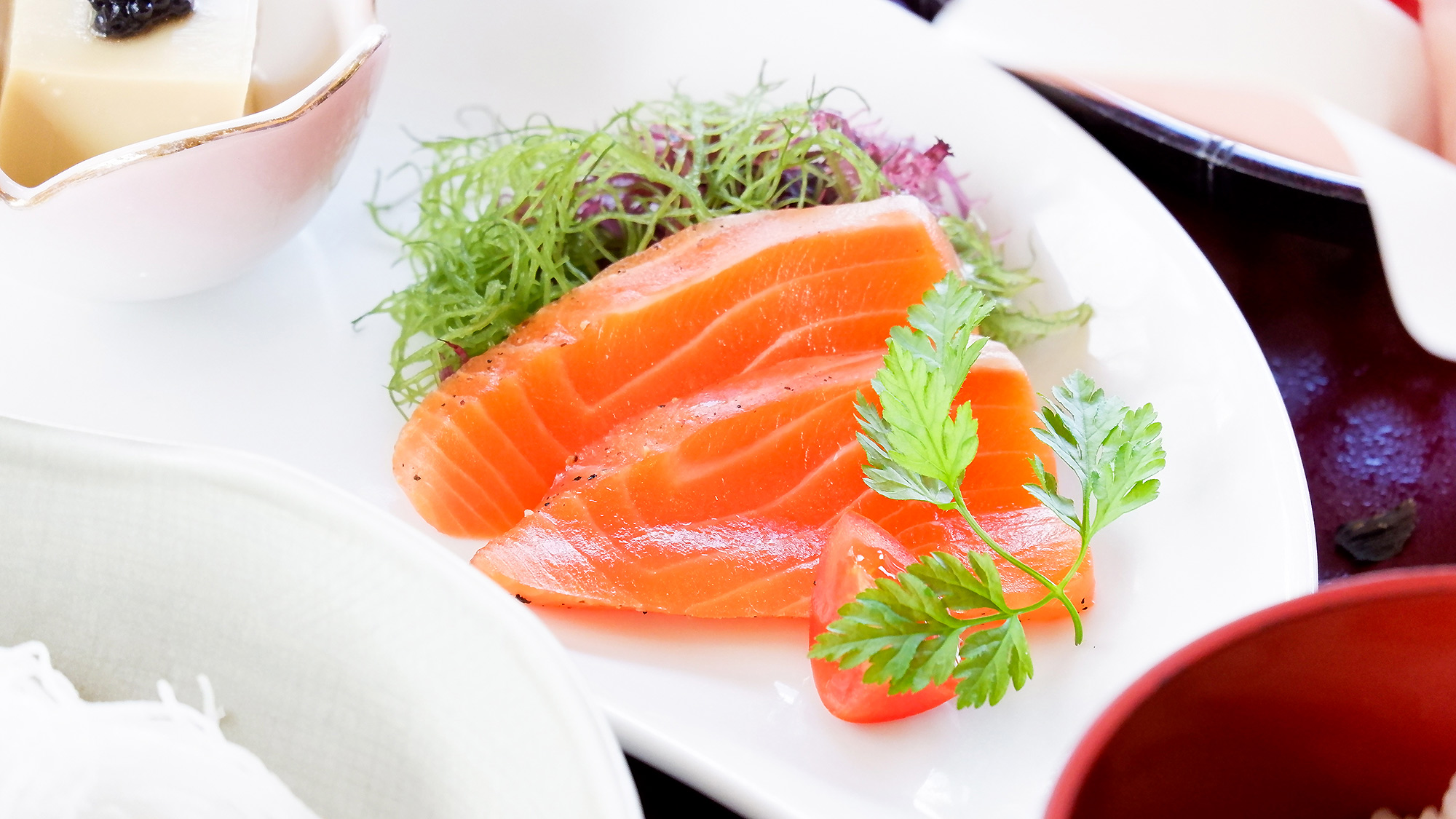 ・【夕食一例】旅の食卓を彩る、口の中でまろやかな旨みを味わうお造りです