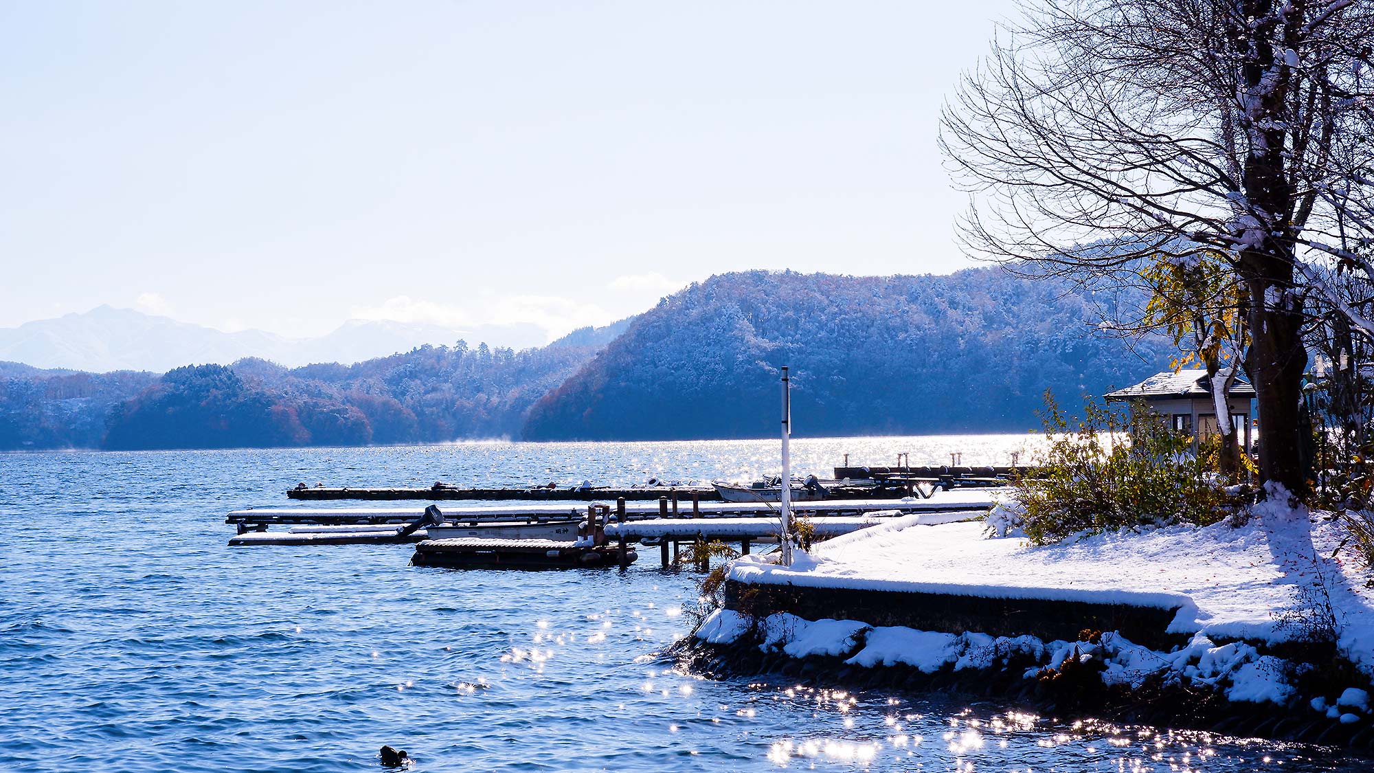 ・【周辺】水面に映える四季折々の風景。豊かな自然と歴史が息づく人気の野尻湖です