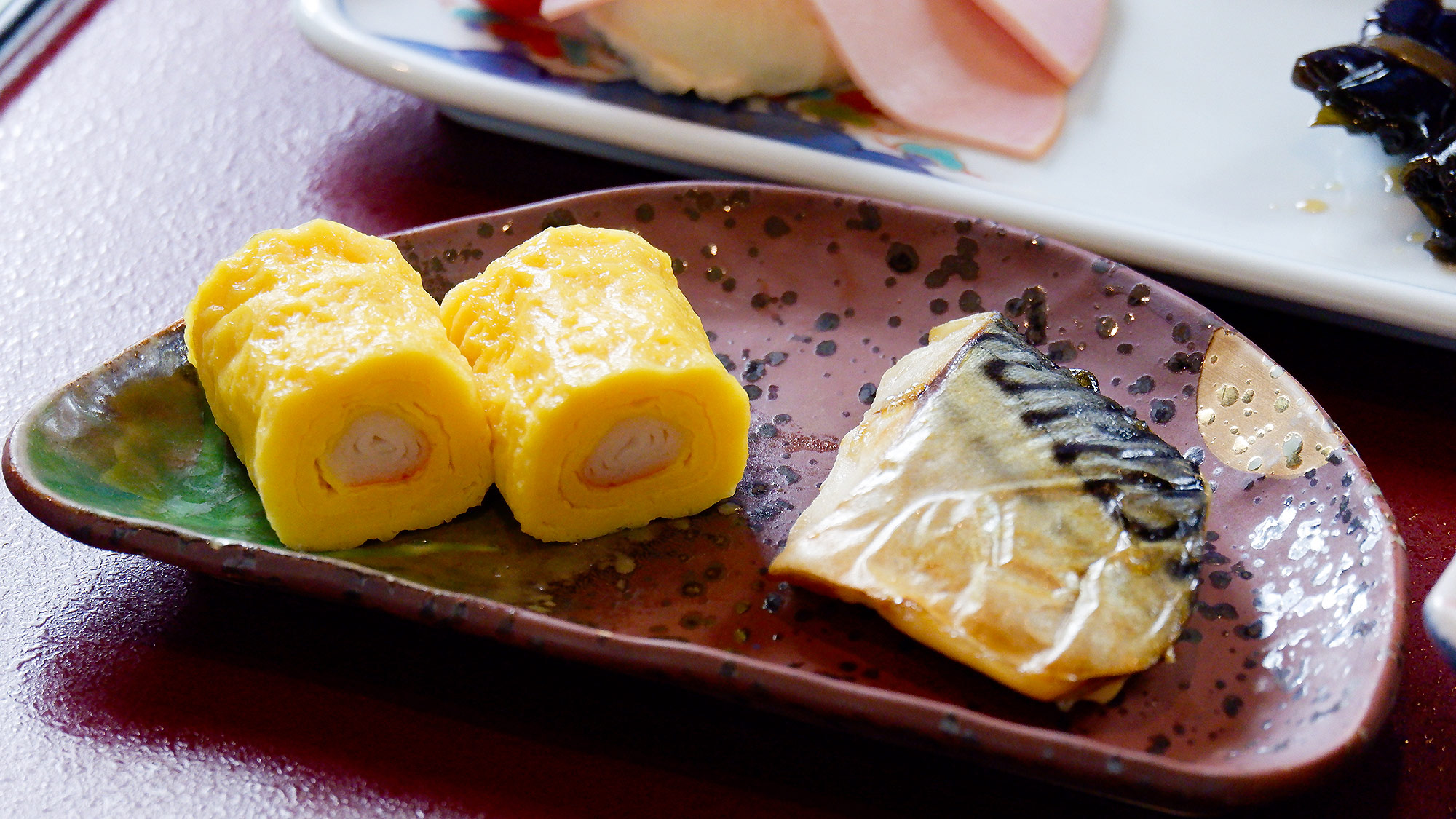 ・【朝食一例】卵焼きと焼き魚の朝の定番セット。自宅とはひと味違う旅の朝風景です