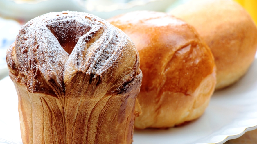 【食事】朝食。自慢のパンはお客様のお食事時間に合わせて焼き上げます。
