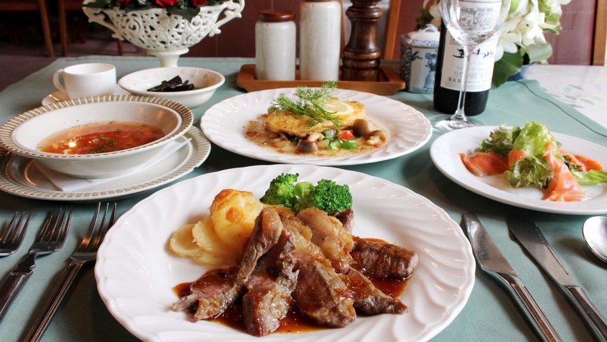 夕食は地元食材の手作り欧風料理です。味わい豊かなディナーをご堪能ください。（夏季）