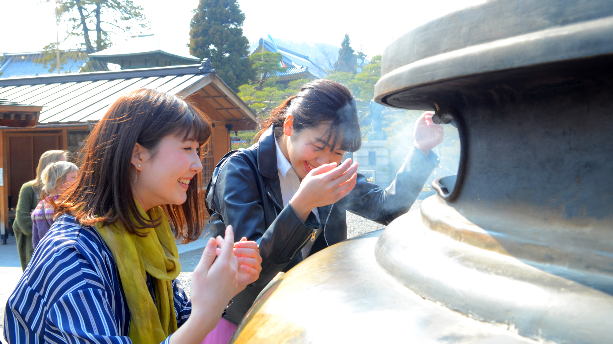 善光寺の有名な「常香炉（じょうこうろ）」身体にいっぱい浴びましょう！