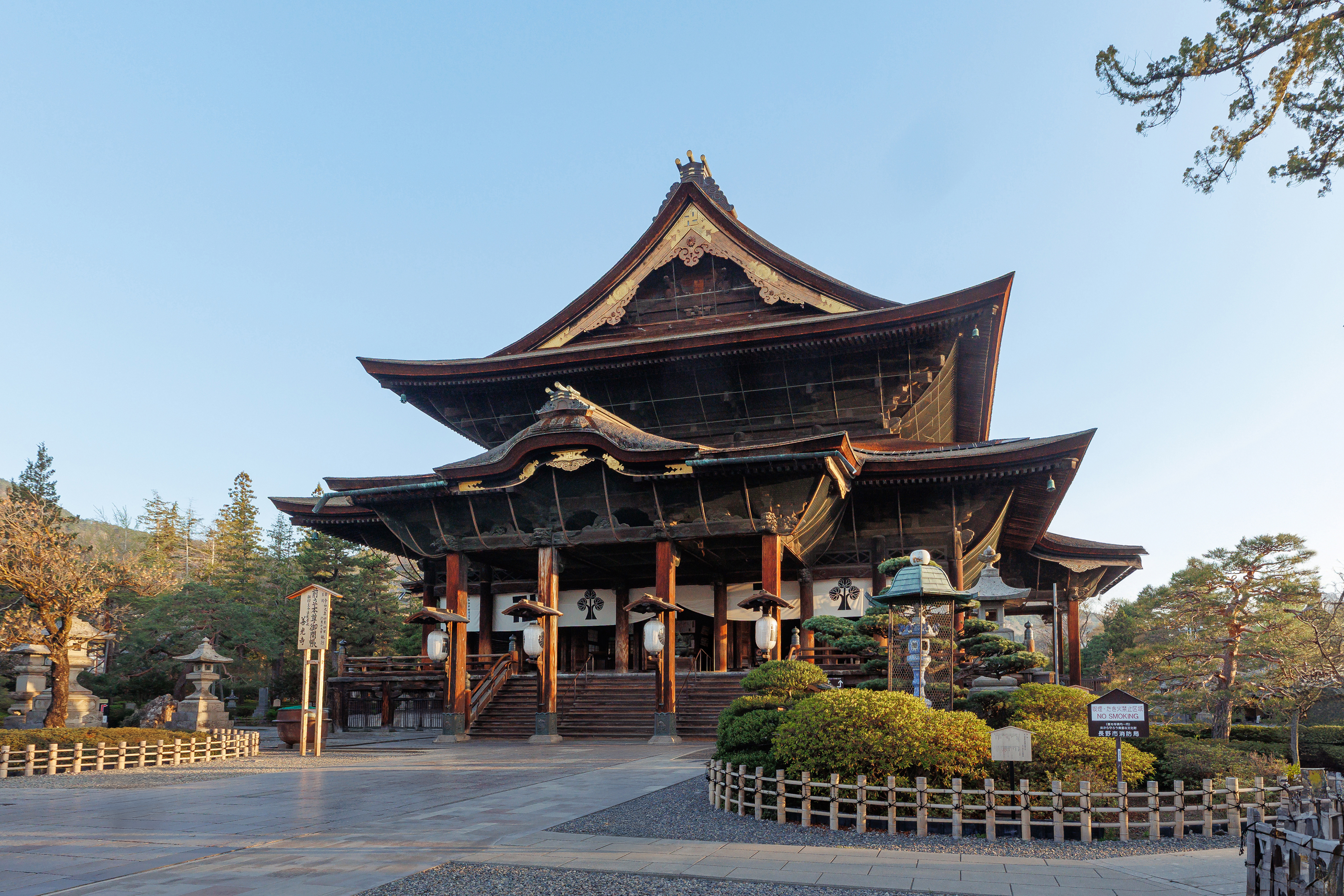 長野市の中心に位置する善光寺は、日本を代表する歴史的な仏教寺院であり、国宝に指定されています。平安時代の9世紀に創建され、長い歴史の中で多くの信仰を集めてきました。善光寺は、阿弥陀如来像を本尊とし、その美しい建築や重要文化財、そして四季折々の風景が訪れる人々を魅了しています。また、参拝者は「お戒壇巡り」などの伝統的な儀式を体験することもできます。長野市の象徴的な文化財として、多くの観光客や信者にとって重要な場所となっております。