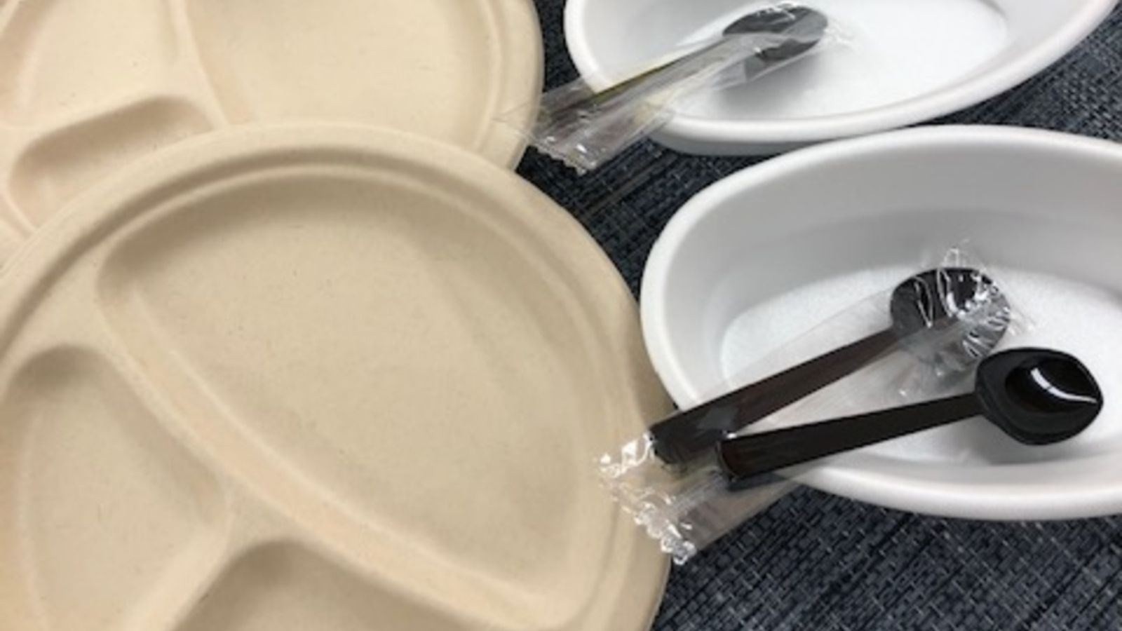 コロナ禍対策・・使い捨て食器あります！