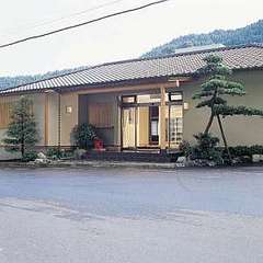 天城の山々を背に、河津ループ橋を仰ぐ安らぎの７室