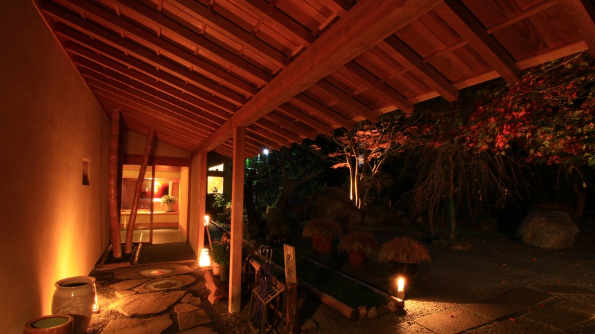 特別室『鮎の間』渓流を一望！数寄屋造りのお部屋で特別なひと時を《絹の膳-kinunozen-》
