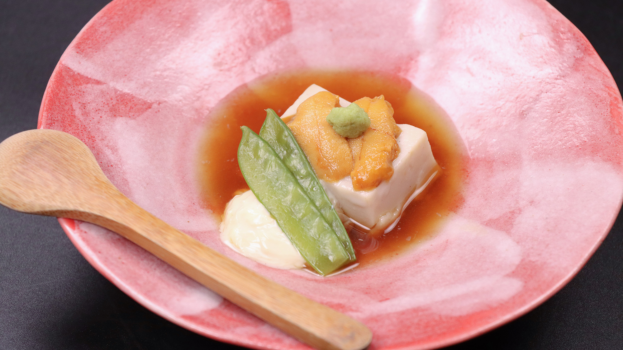 贅沢にウニと湯葉をのせた胡麻豆腐