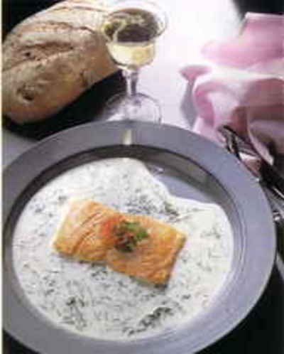天然酵母の自家製パンが魚料理に添えられる。
