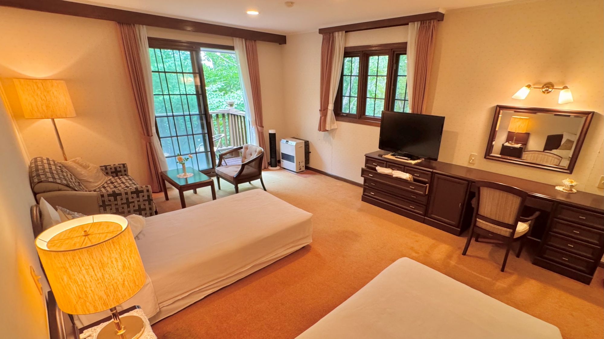 *デラックスツイン（客室一例）/ベッドはこだわりのシモンズ社製。安眠の夜をお過ごし下さい。