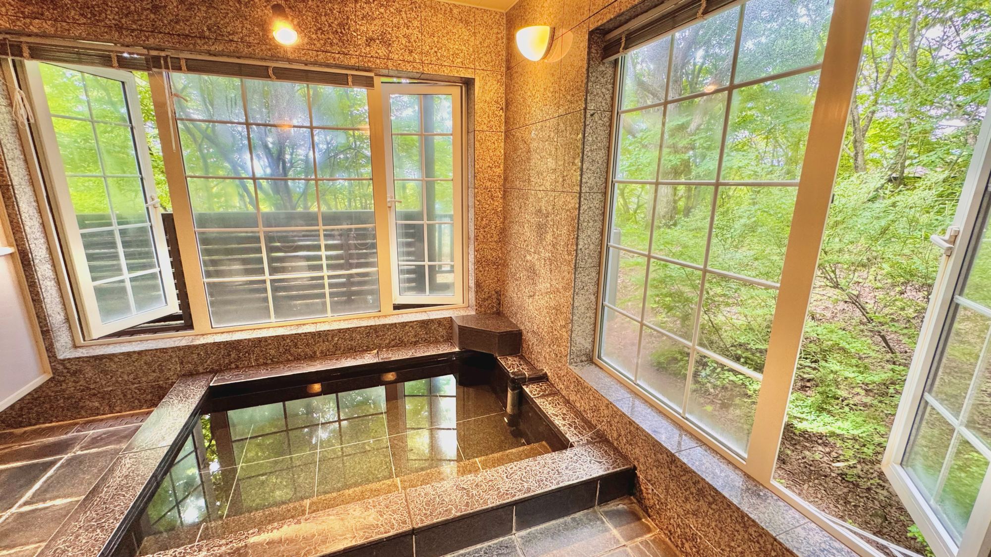 *大浴場/温かい湯船に浸かり、ブナの原生林に心癒されるひと時をお過ごし下さい。