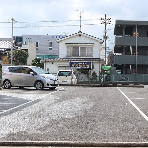 【ホテル南側に駐車場完備】