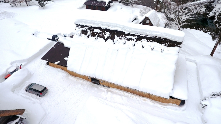 【外観】真っ白な雪に覆われた冬の孫右エ門。