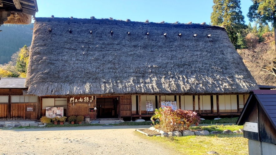 【外観】白川郷合掌集落、清流庄川沿いに佇む「合掌乃宿孫右エ門」