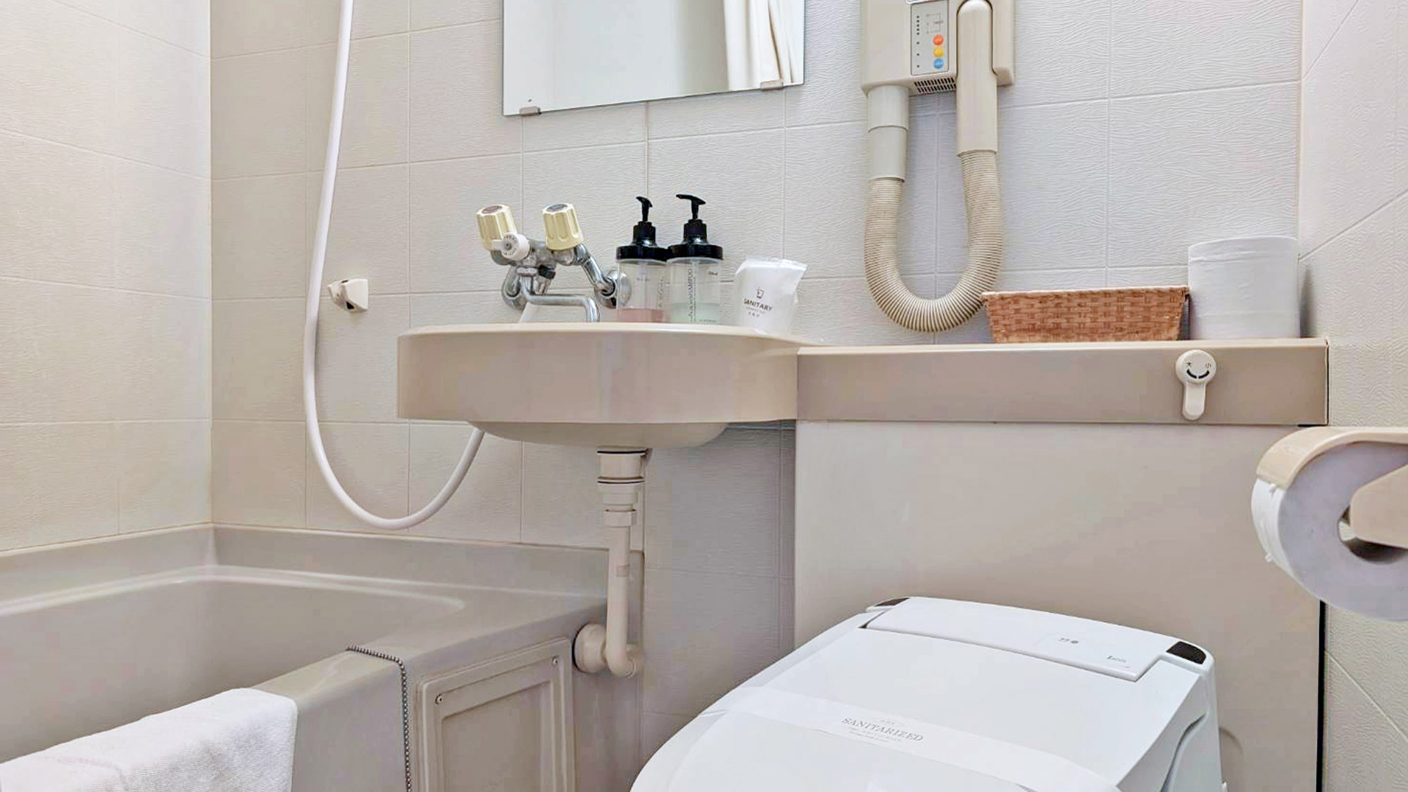 【セミダブル1名利用】温水シャワー洗浄付便座のトイレとユニットバス