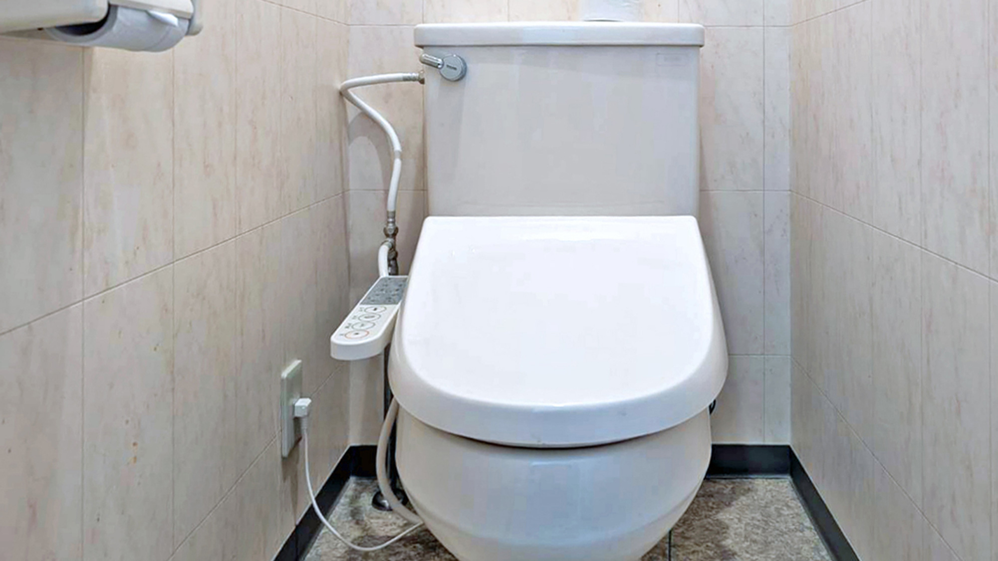 【和室8畳】セパレートタイプの温水シャワー洗浄付便座のトイレです