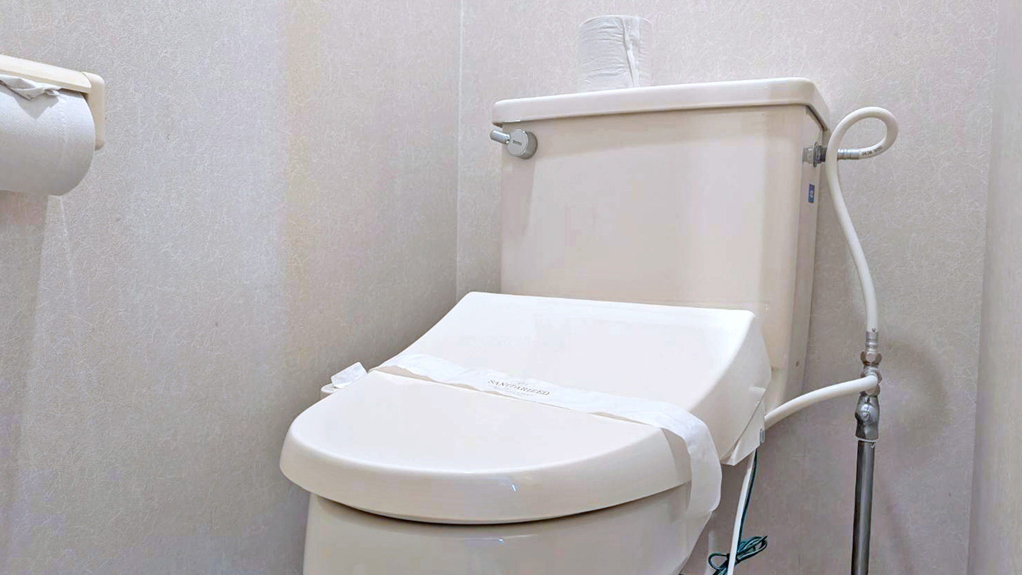 【ツインルームA】セパレートタイプの温水シャワー洗浄付便座のトイレ