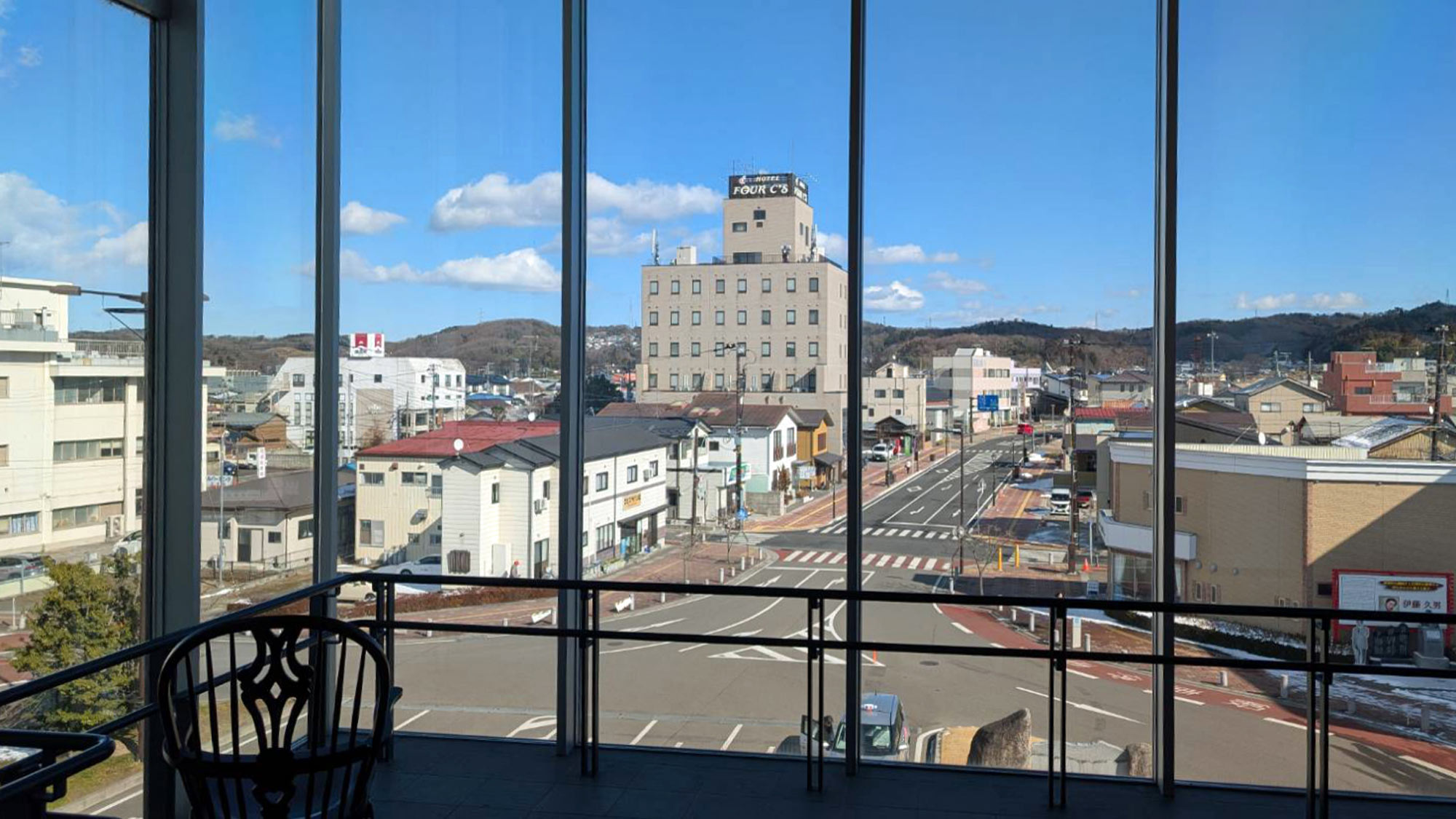 【駅舎からの遠景】当ホテルの外観が見えます