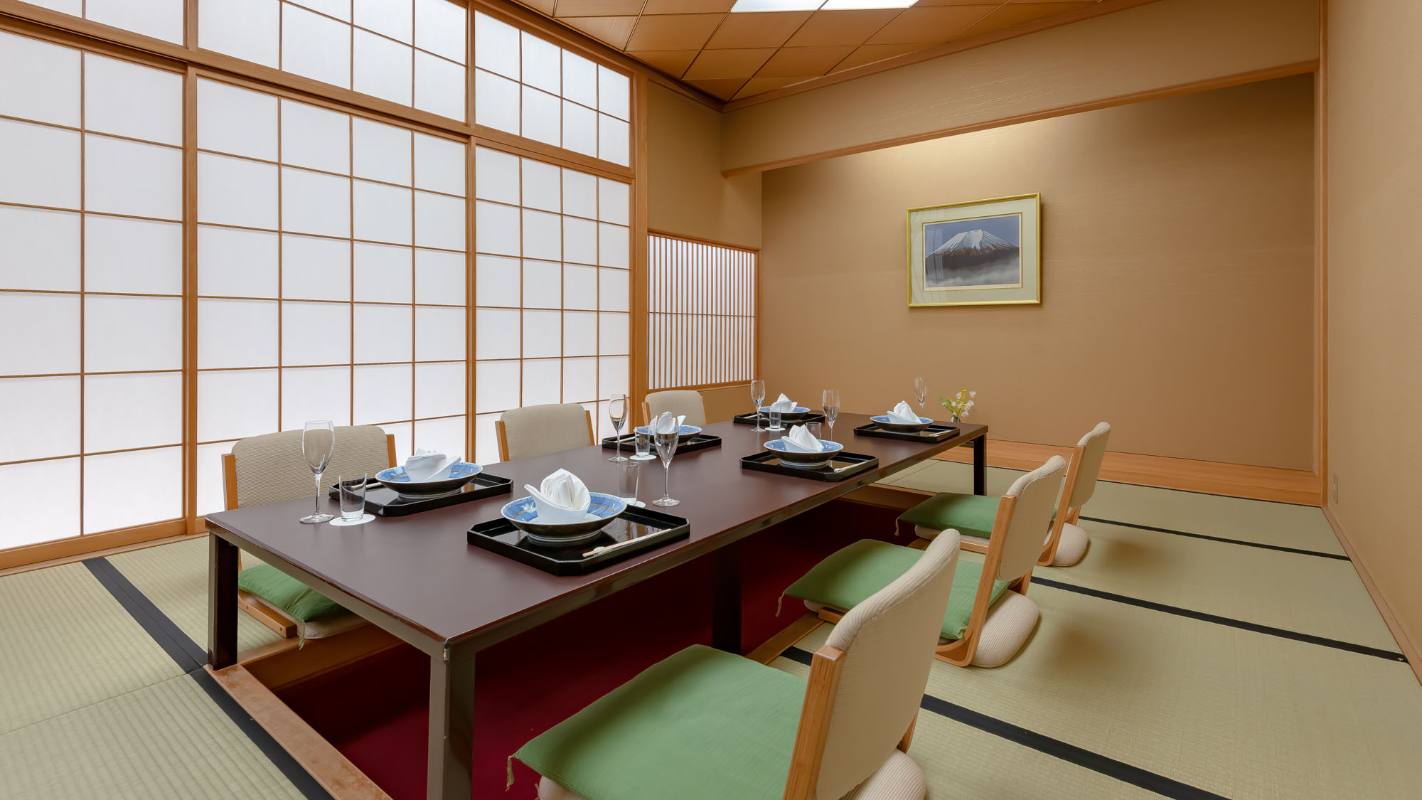 和食堂 山里：海の幸、山の幸を使った会席料理などをお楽しみいただけます。