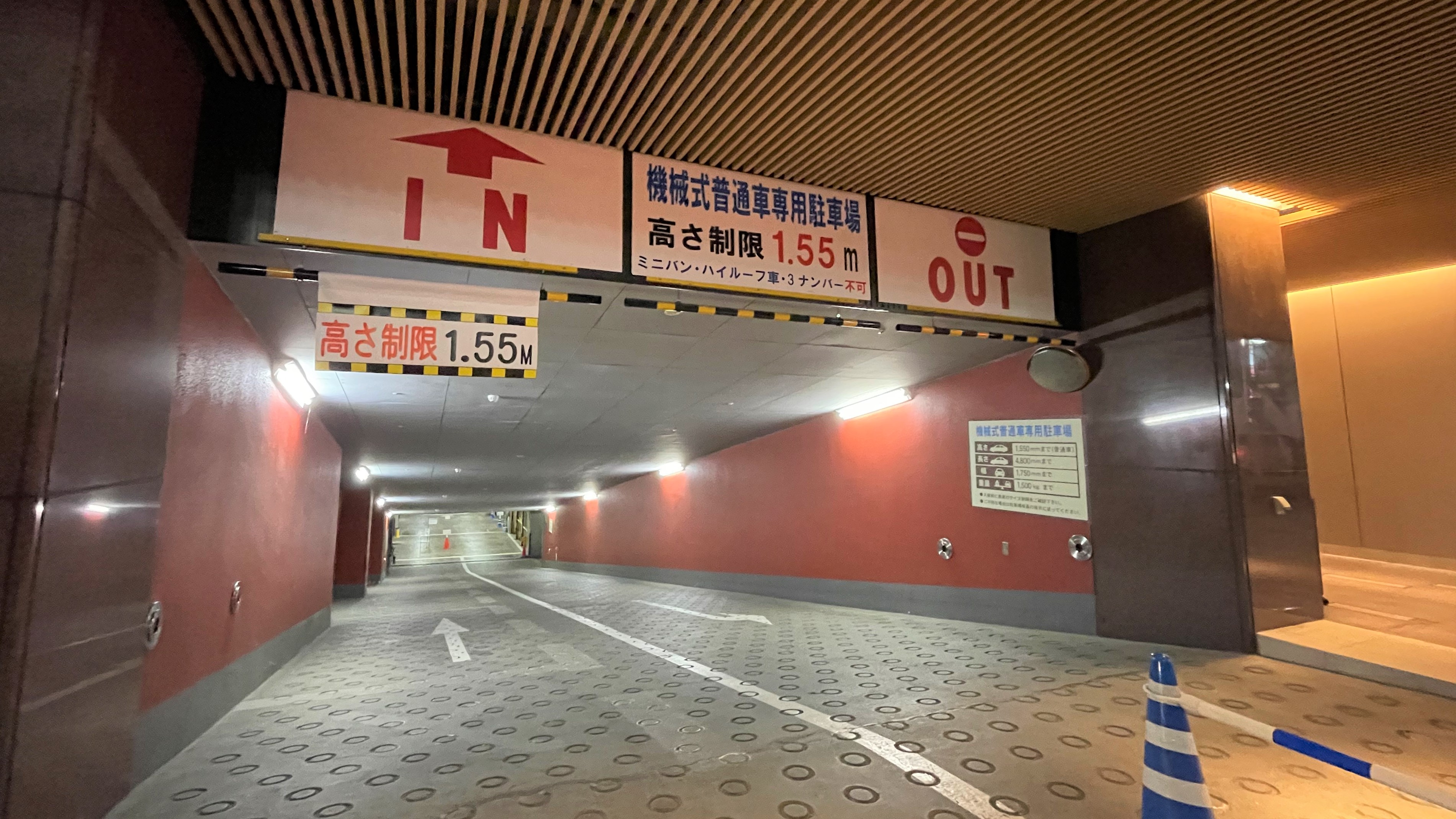 ホテル駐車場入り口は地下スロープになっております。
