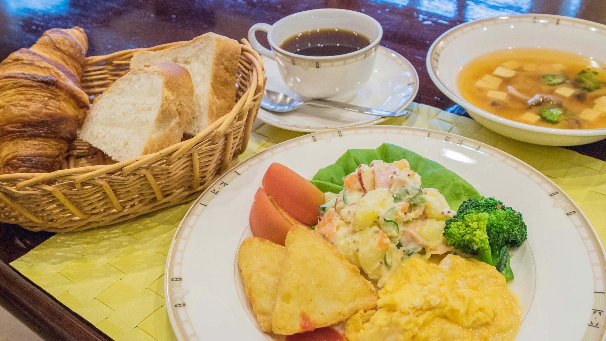 *朝食一例／焼きたてパンや卵、サラダ、スープなど栄養たっぷりのあたたかい朝食