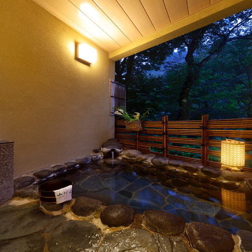 Night view of the open-air bath