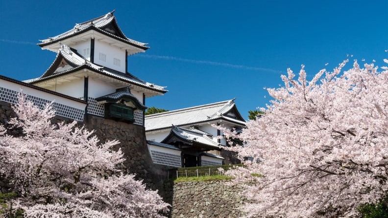 日本三名園の一つ兼六園。隣接する金沢城公園とともに、国内をはじめ世界各国の観光客に親しまれている。