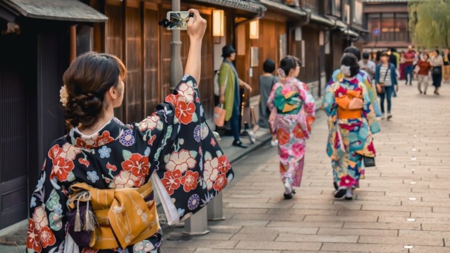 金沢を代表する三茶屋街。フォトジェニックなスポットは着物での散策にもおすすめです。