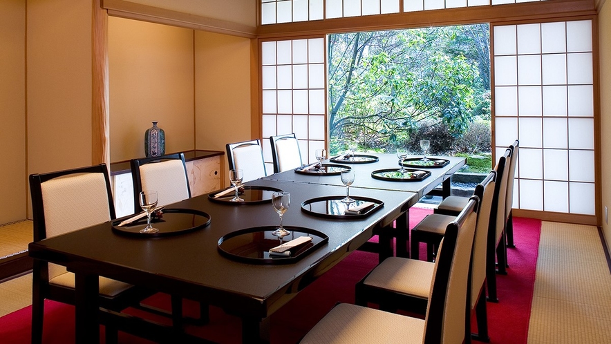 日本料理 雲海の椅子席の個室。