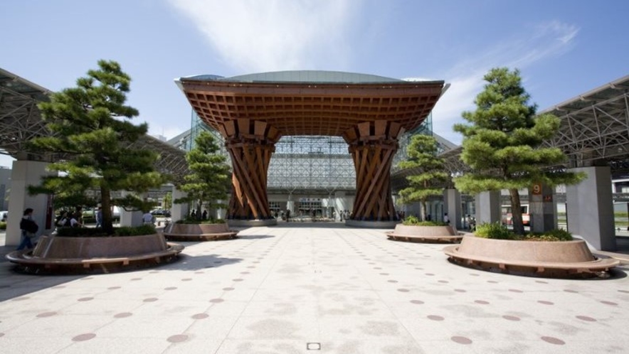 金沢市の玄関口である金沢駅。兼六園口にある能楽の鼓をイメージした鼓門（つづみもん）。