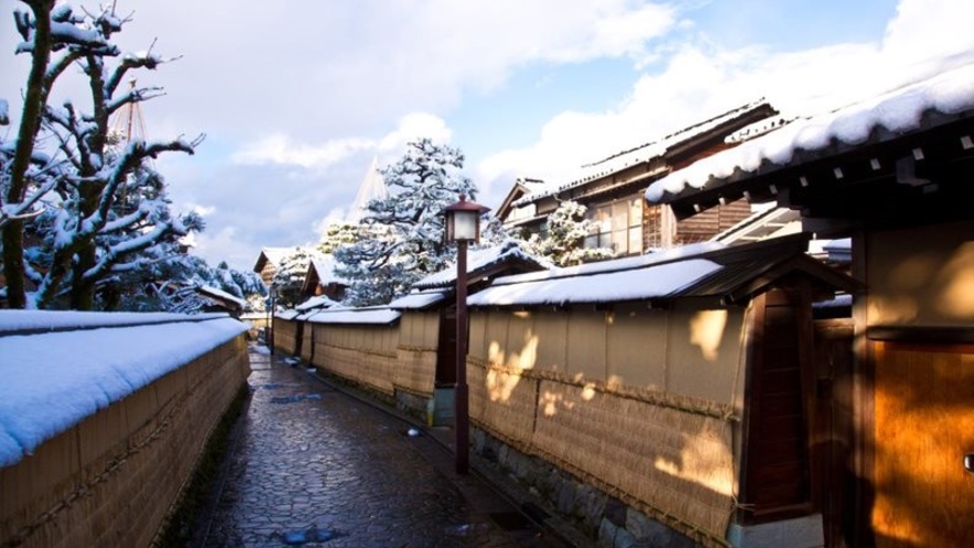 昔ながらの土塀や石畳の小路が残り、藩政時代の建物が立ち並ぶ長町武家屋敷跡。