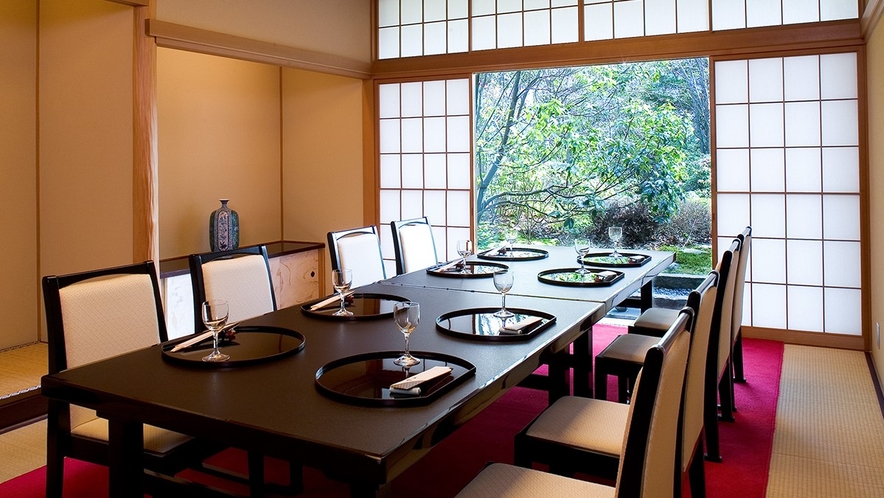 日本料理「雲海」様々なシーンでご利用いただける個室もございます。