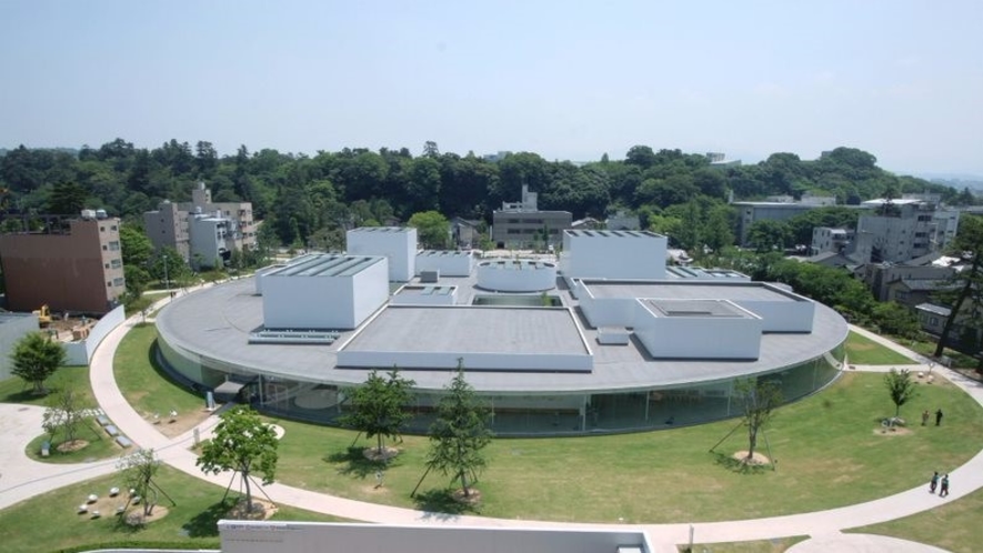 白く丸い建物が特徴の金沢21世紀美術館。特に代表作品のスイミング・プールは人気の観光スポット。
