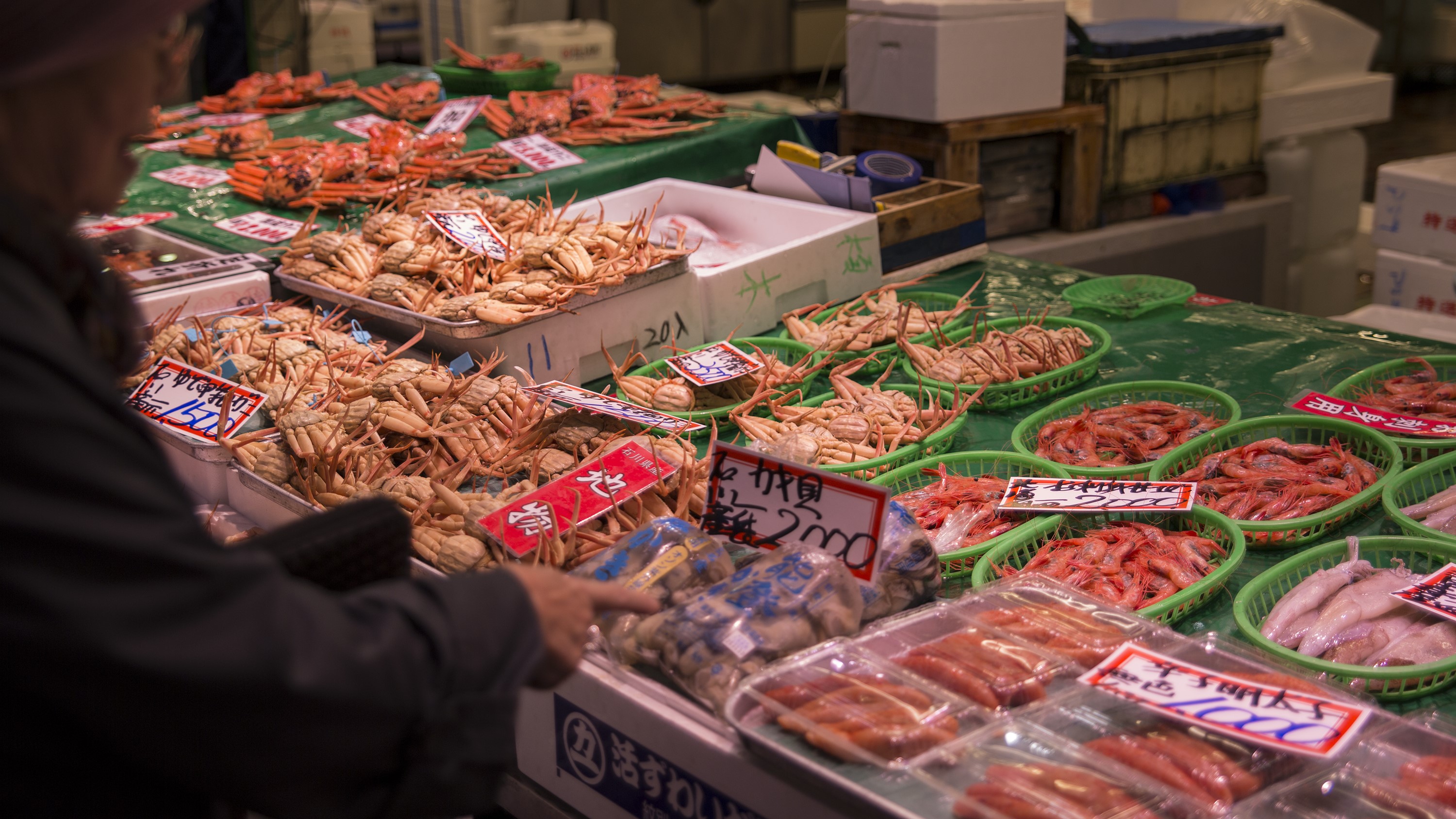 近江町市場では、日本海で取れた新鮮な海の幸も並びます（写真提供：金沢市）