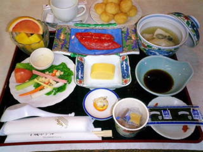 朝食例　【鰆味醂漬、牡蠣温豆腐、地野菜、フルーツ、他】