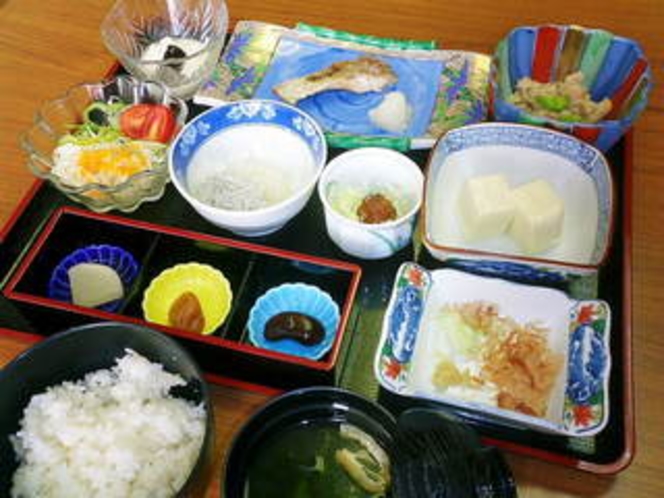 朝食例　【大洗のちだい、しらすおろし、巣篭もり肉団子、うの花、豆腐、サラダ】