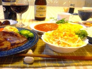 夕食の一例です。：新鮮野菜サラダ・愛情たっぷり心あたたまるスープ・手作りのハンバーグや特選牛ステーキ