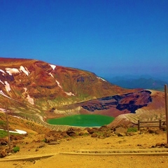 【お釜】山上カルデラ湖：（蔵王連峰の五色岳１６７４m）宮城県の２大観光名所の一つです。