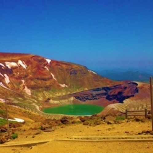 【お釜】山上カルデラ湖：（蔵王連峰の五色岳１６７４m）宮城県の２大観光名所の一つです。