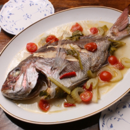 オーナー手釣りの天然鯛！アクアパッツアは極上オリーブオイルで仕上げた人気イタリア料理です♪（一例）