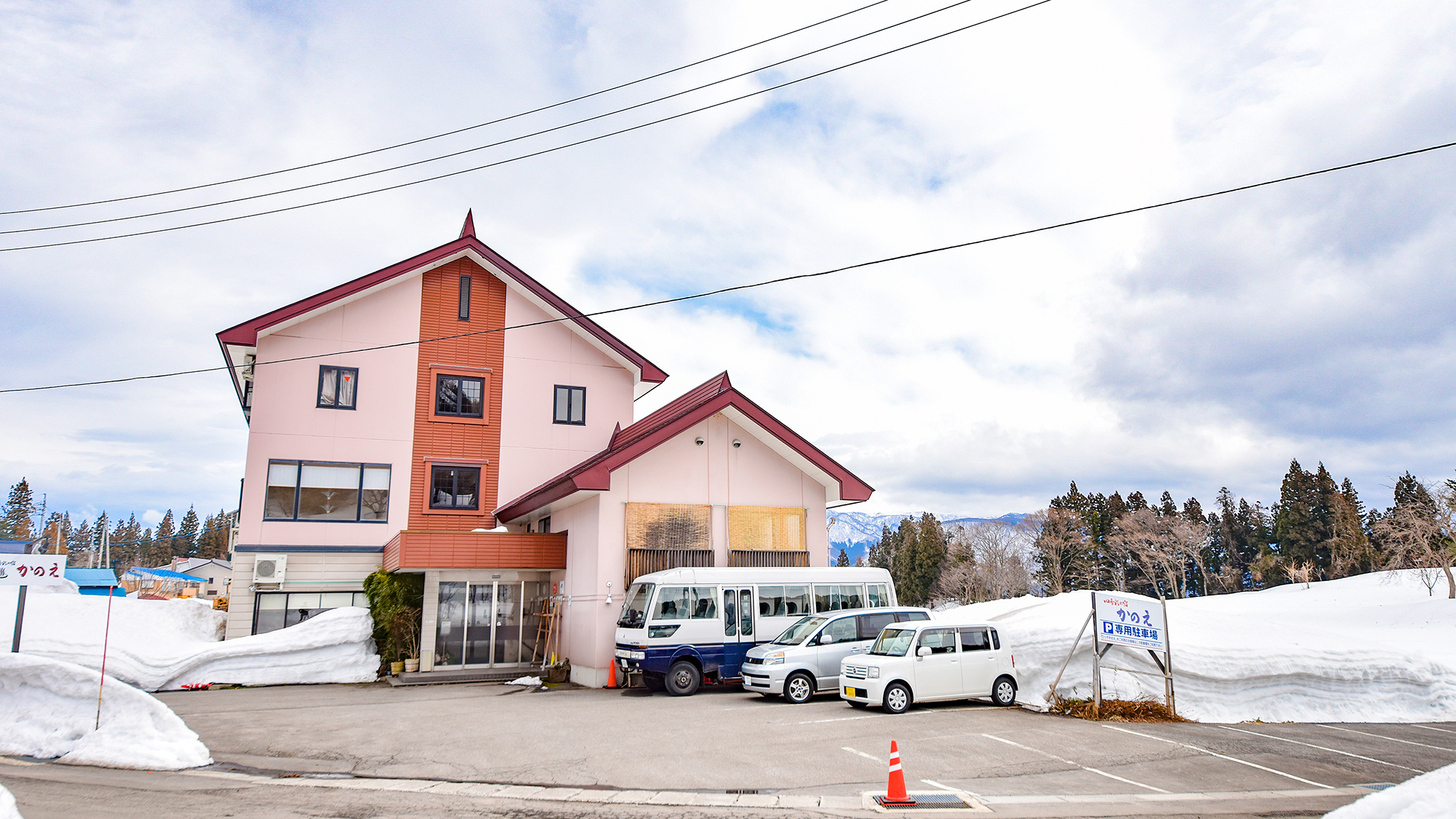 *外観/当館の周りには、田んぼや畑があり、四季を通じて自然を感じていただけます♪