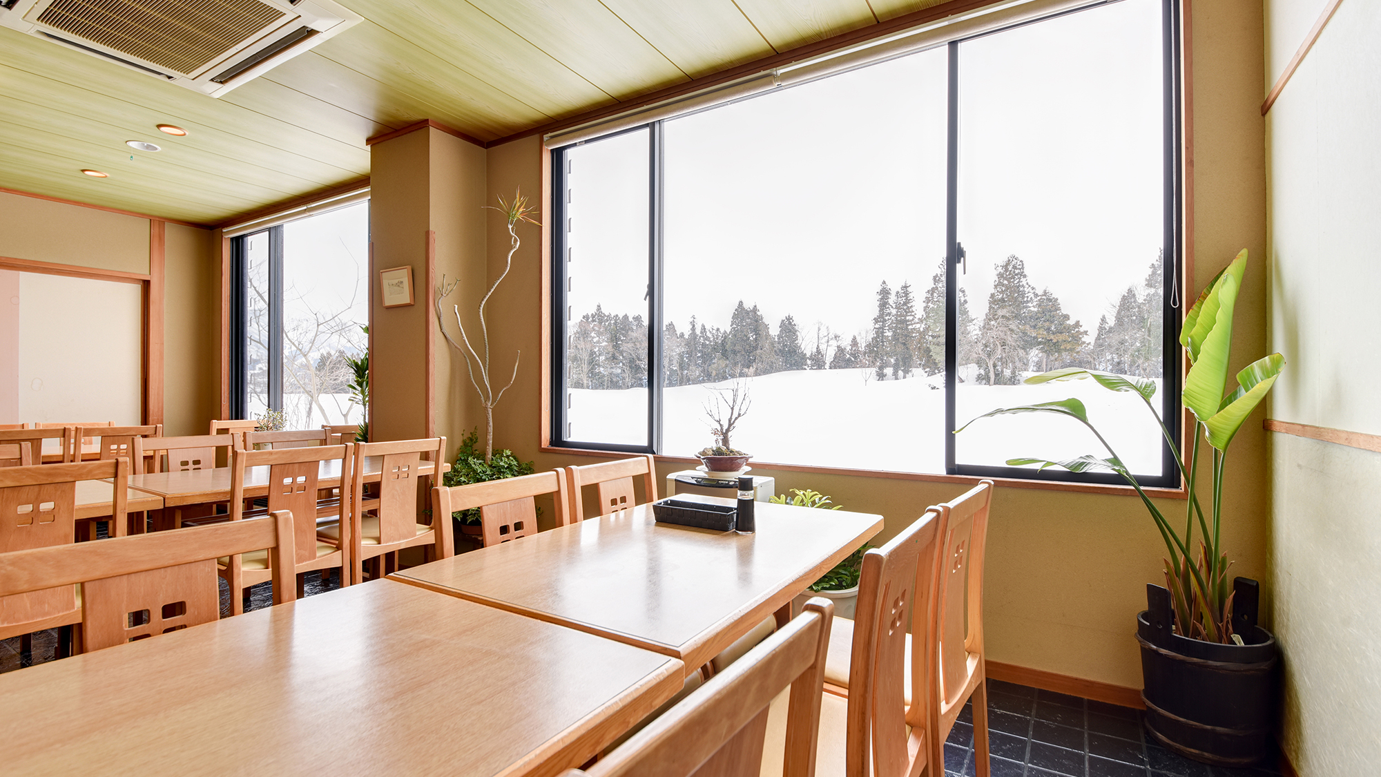 *お食事処（冬）/スキースノボの季節には雪景色をご覧いただけます