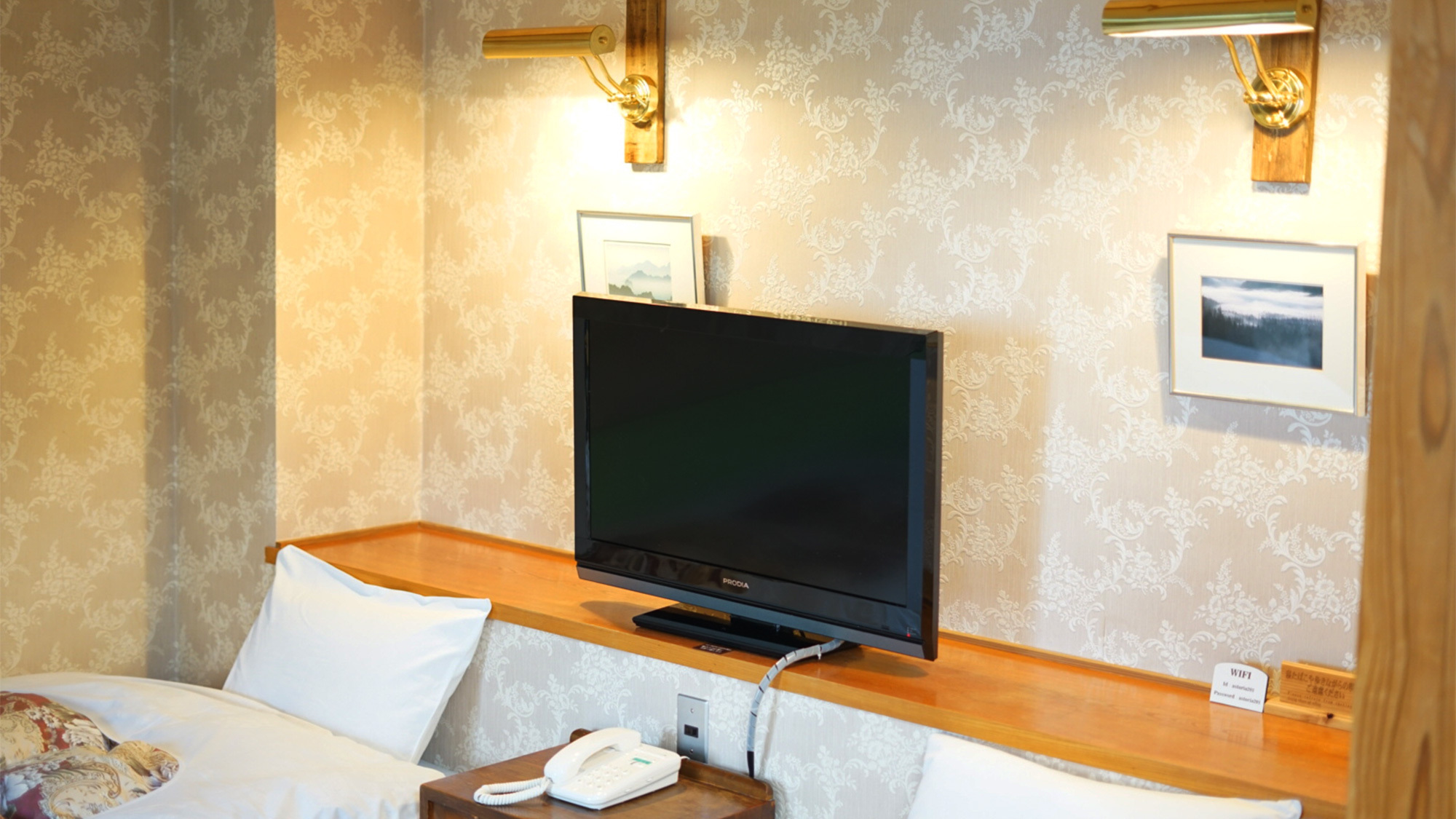 *和洋室一例／枕元にテレビを設置しています。また、枕元にコンセントもあるので便利です。