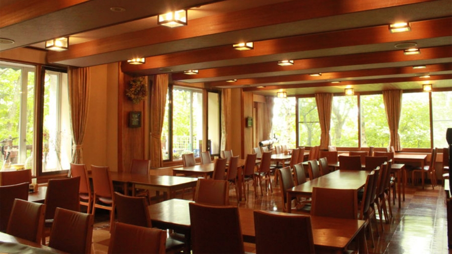 *レストラン／窓の外には志賀高原の四季折々の景色をお楽しみいただけます。