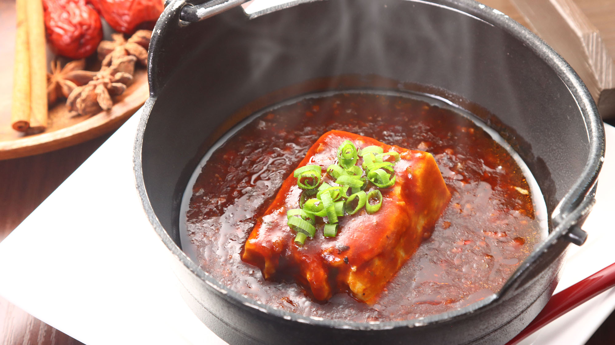 【食事】スタンダードアップの一例。 白馬豚の熱々麻婆豆腐