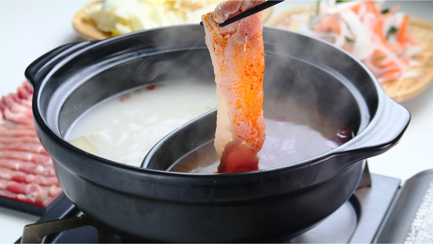 【食事】火鍋コースのお料理。地元白馬豚をこだわり出汁の白湯スープと薬膳麻辣スープでどうぞ。