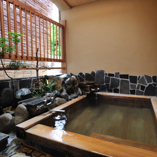 [Room with open-air bath, bamboo] Between autumn leaves