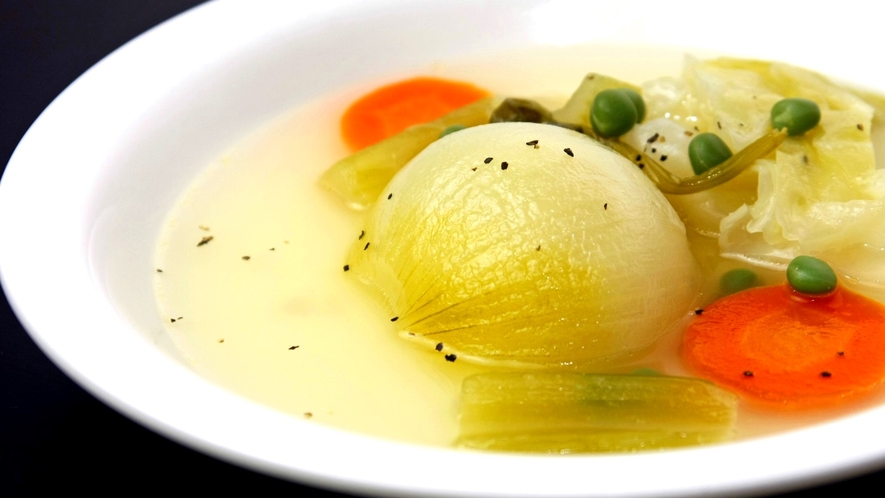 食事一例　自然の美味しさを味わう◎野菜の蒸し煮スープ