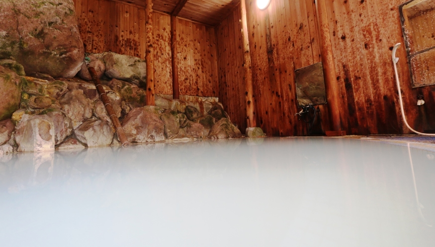 天然硫黄温泉　色の変化をお楽しみ頂ける、珍しい温泉です。