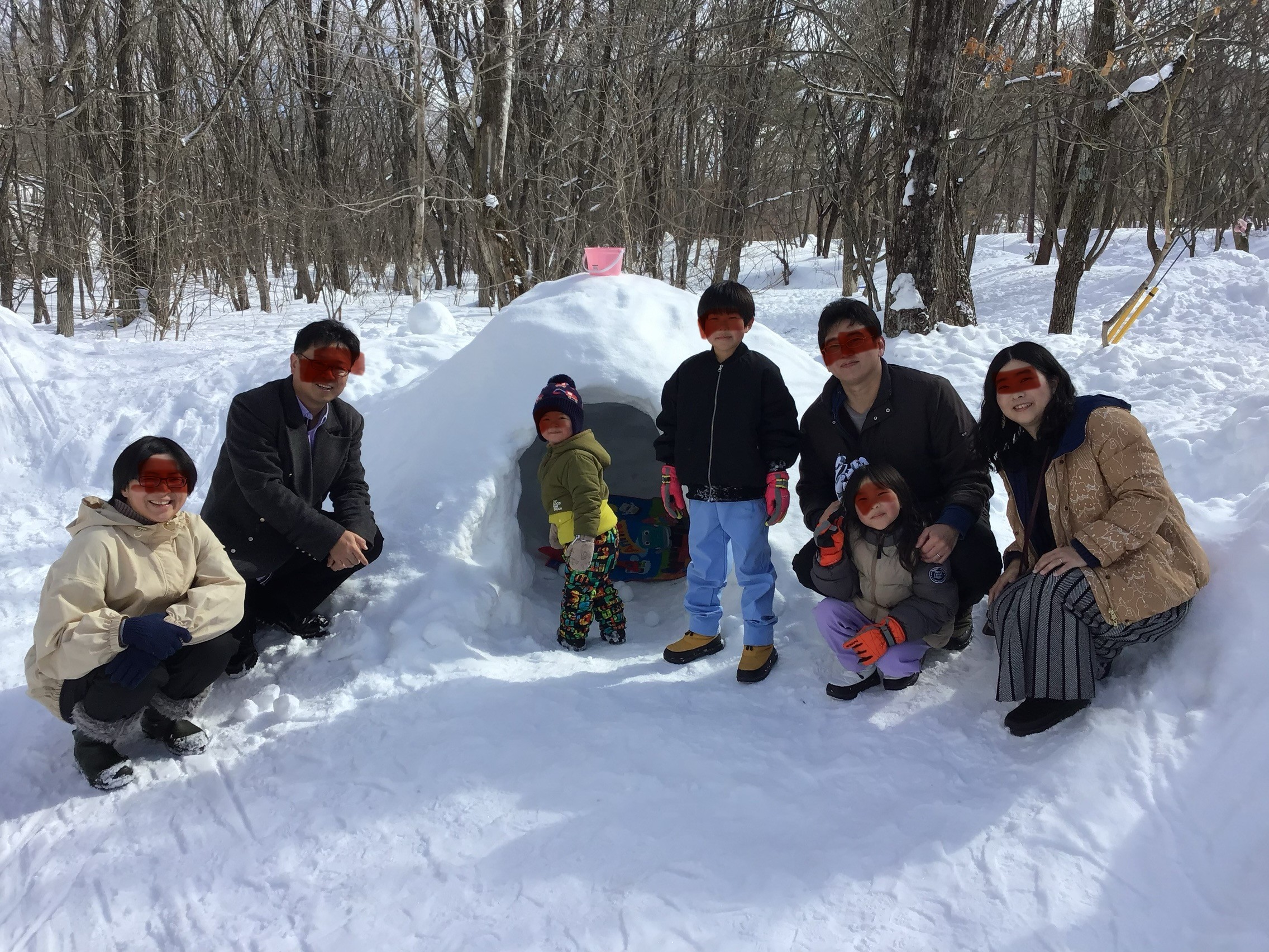雪遊び、かまくら家族