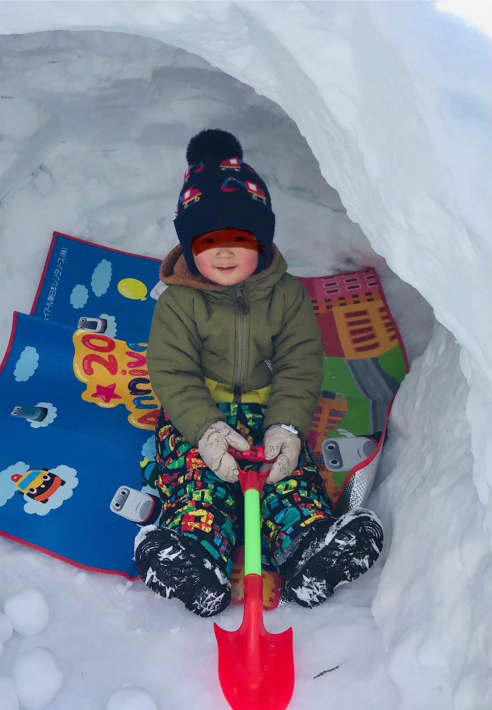 雪遊び、かまくら暖かいよ